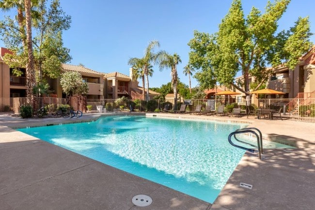 The Village at Lindsay Park Apartments in Mesa, AZ - Foto de edificio - Building Photo