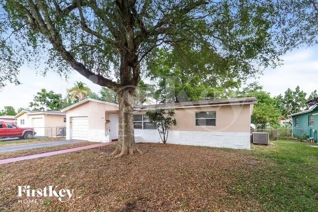 4180 NW 34th Way in Lauderdale Lakes, FL - Foto de edificio - Building Photo