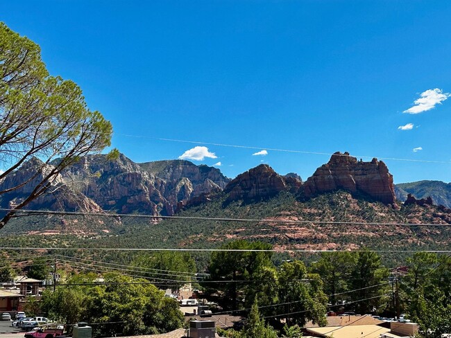 299 Smith Rd in Sedona, AZ - Foto de edificio - Building Photo