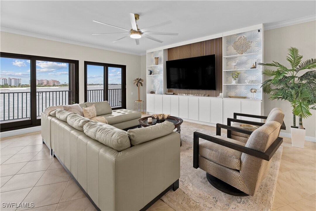 524 La Peninsula Blvd in Naples, FL - Building Photo