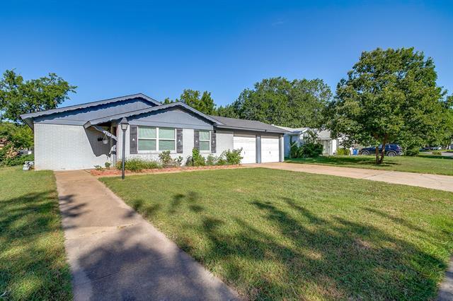 213 NW Jayellen Ave in Burleson, TX - Building Photo