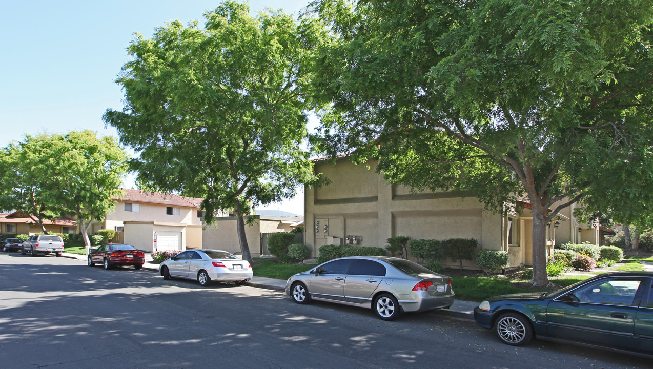 Lake Park Terrace in San Marcos, CA - Building Photo