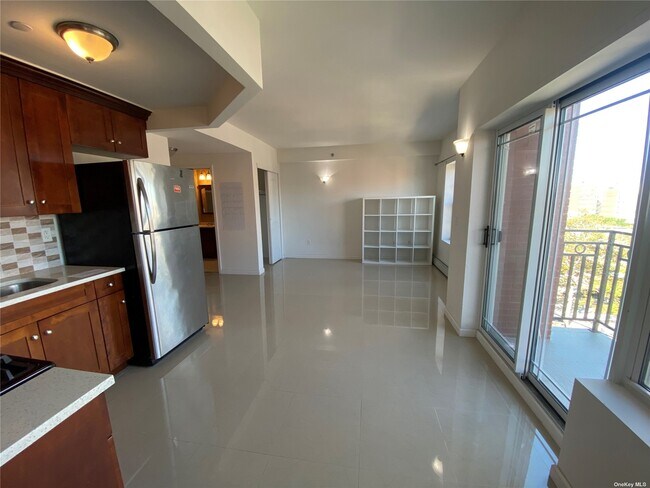 71-66 Parsons Blvd, Unit 6C in Queens, NY - Building Photo - Building Photo