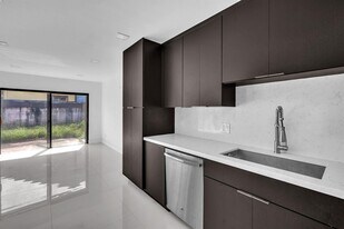 6070 W 18th Ave, Unit 3 in Hialeah, FL - Building Photo