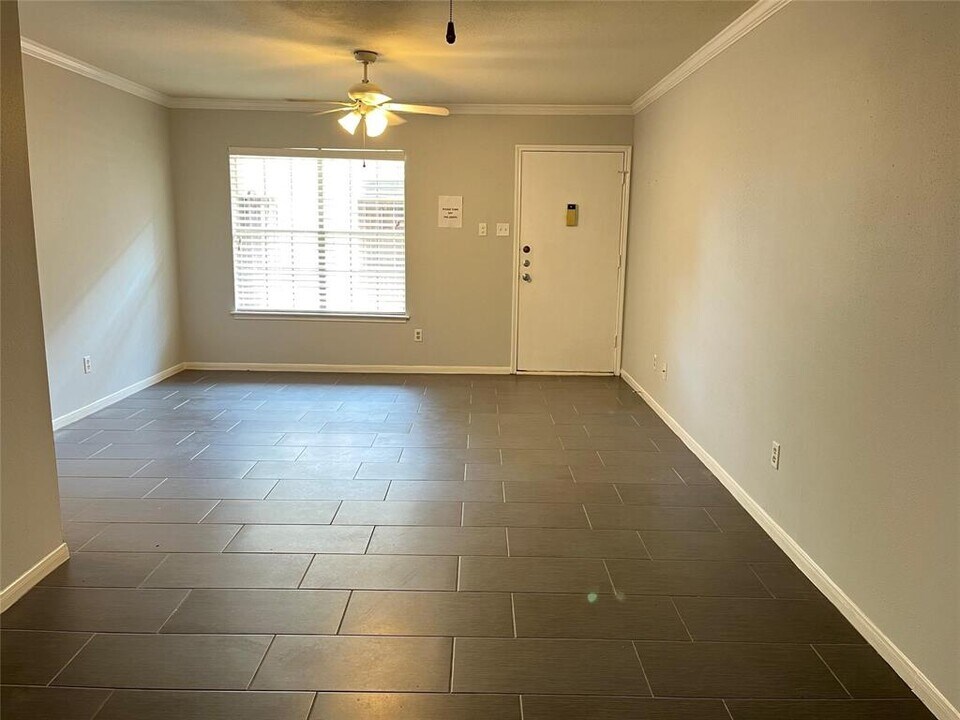 1223 Augusta Dr in Houston, TX - Building Photo