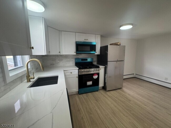 282 Green Ave in Lyndhurst, NJ - Building Photo - Building Photo