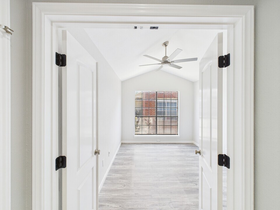 8055 Cambridge St in Houston, TX - Foto de edificio