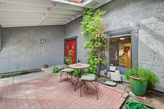 2400 La Solana Way in Las Vegas, NV - Building Photo - Building Photo