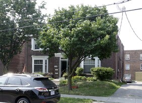 19 Claxton Blvd in Toronto, ON - Building Photo