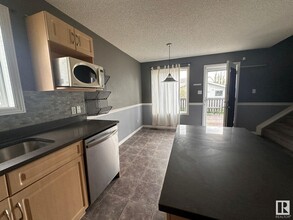 1917-137B 37b Ave NW in Edmonton, AB - Building Photo - Building Photo