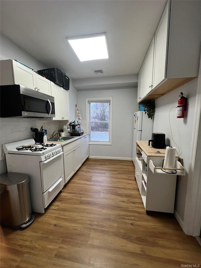 40 Tyler Ave in West Sayville, NY - Foto de edificio - Building Photo