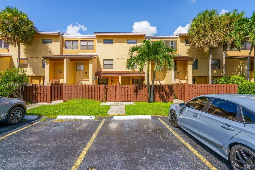 271 W Park Dr in Miami, FL - Building Photo