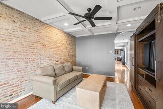 300 S Robinson St in Baltimore, MD - Foto de edificio - Building Photo