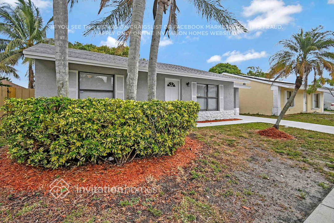5986 Ithaca Cir W in Greenacres, FL - Foto de edificio