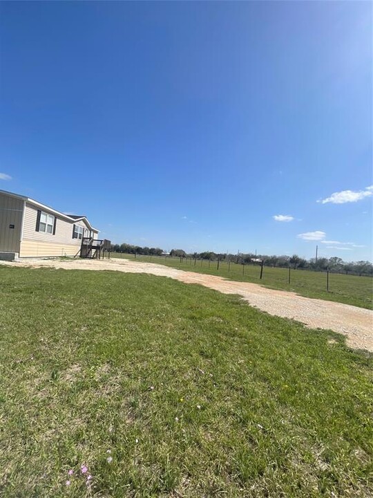 496 Schultz Rd in Sealy, TX - Building Photo
