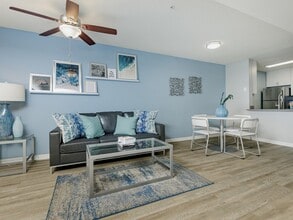 Reflections in Tampa, FL - Foto de edificio - Building Photo