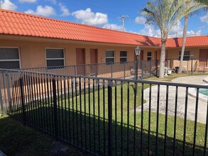 Caribbean Apartments in Hollywood, FL - Foto de edificio - Building Photo