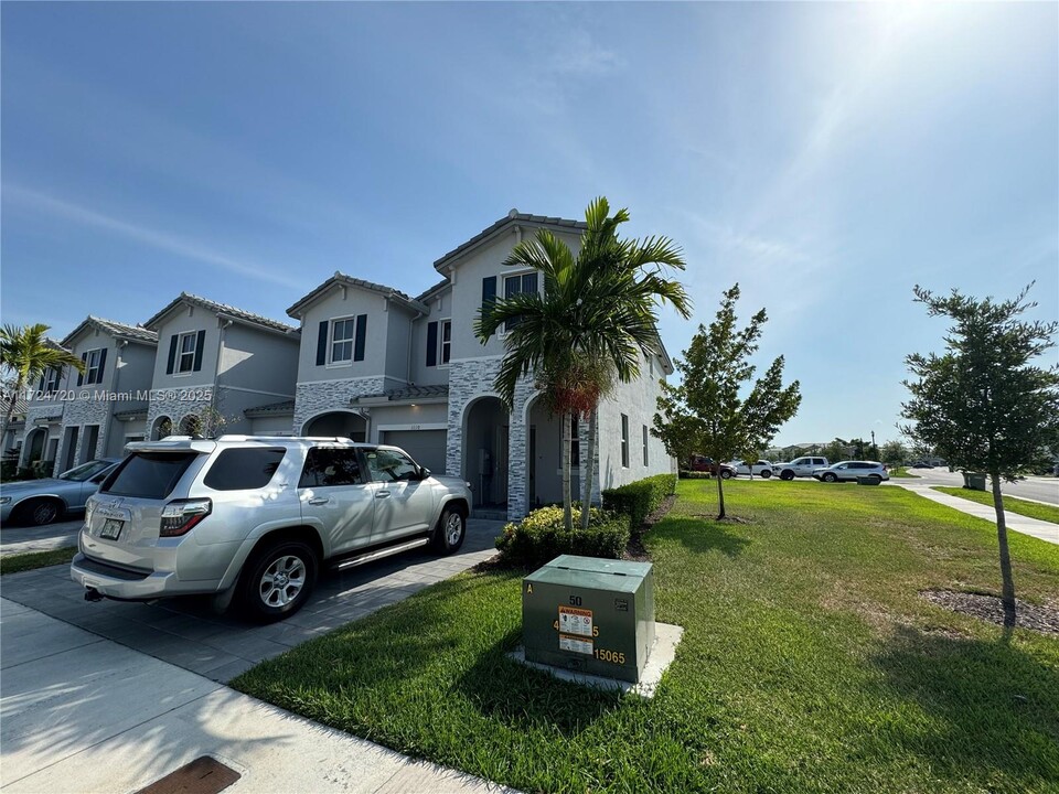 1110 SE 27th Terrace in Homestead, FL - Building Photo