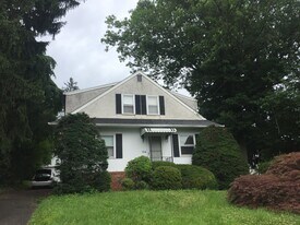 2363 Mount Carmel Ave, Unit 2 in Glenside, PA - Building Photo