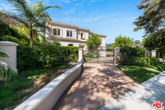 915 N Rexford Dr in Beverly Hills, CA - Building Photo - Building Photo