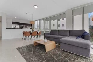 225 179th Dr in Sunny Isles Beach, FL - Building Photo