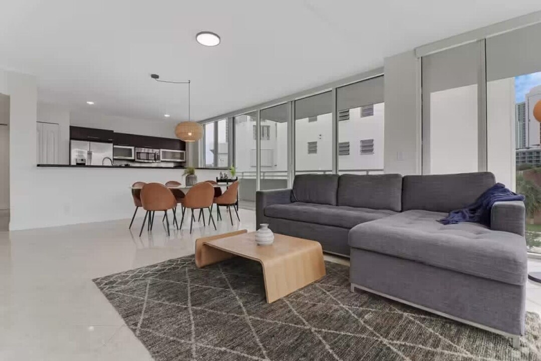 225 179th Dr in Sunny Isles Beach, FL - Foto de edificio