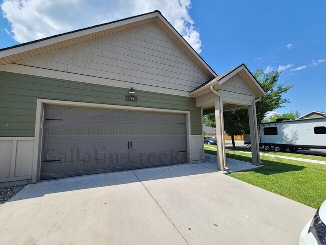 property at 895 Longbow Ln