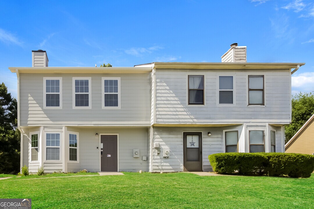 7985 E Field Dr in Douglasville, GA - Building Photo