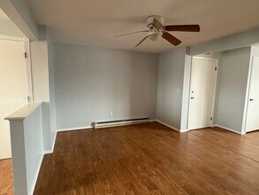 53 Hiltbrand Rd in Bristol, CT - Foto de edificio - Building Photo