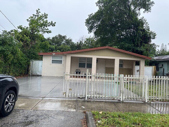 180 NE 169th St in North Miami Beach, FL - Building Photo - Building Photo