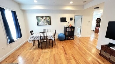 489 Main St, Unit A in Stoneham, MA - Foto de edificio - Building Photo