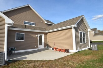 501 Old Village Cir in Windsor, CT - Building Photo - Building Photo