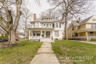 2274 Robinwood Ave in Toledo, OH - Building Photo