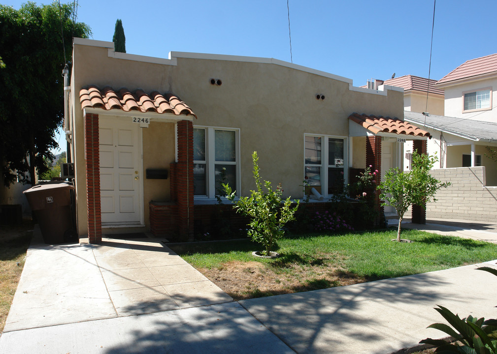 2246 Montrose Ave in Montrose, CA - Foto de edificio