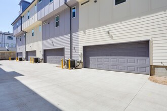 Urbane @ Linwood Townhomes in Fort Worth, TX - Building Photo - Building Photo