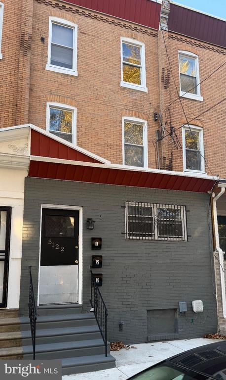 property at 5122 Arch St