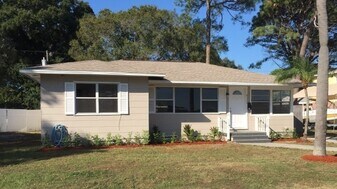 8330 63rd Way N in Pinellas Park, FL - Building Photo