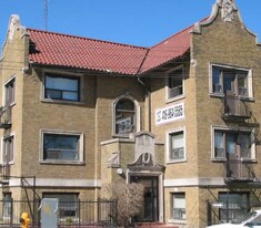 WELLESLEY APARTMENTS in Toronto, ON - Building Photo