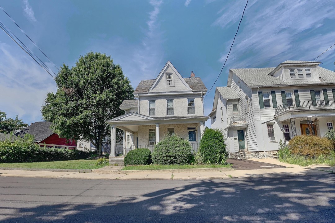 18 N Ambler St in Quakertown, PA - Building Photo