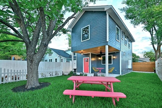 4313 Maybelle Ave in Austin, TX - Foto de edificio - Building Photo
