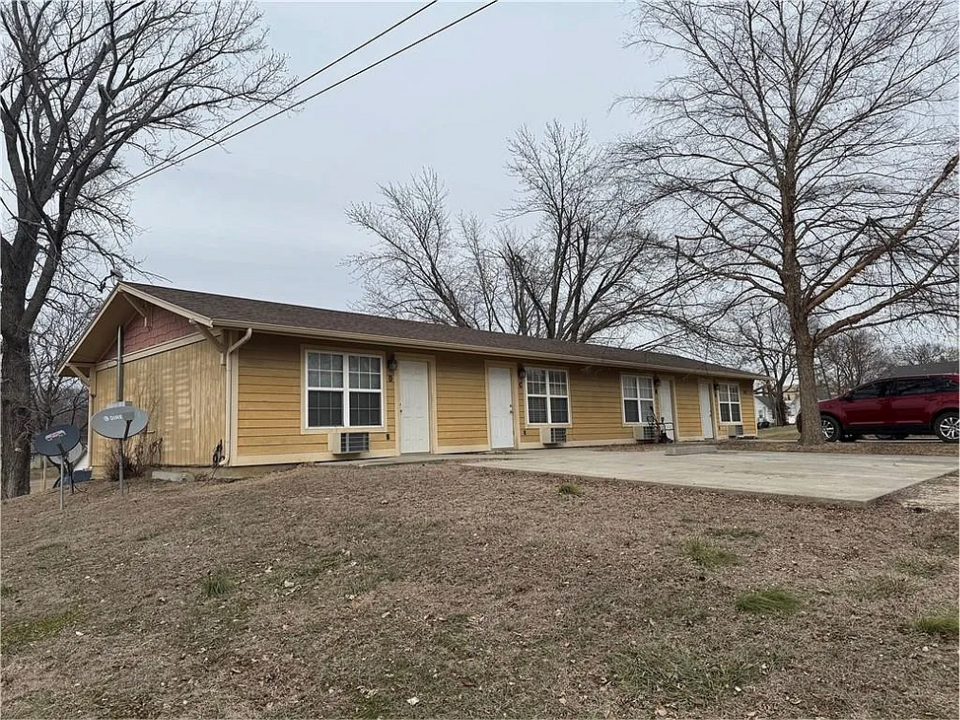 502 Madison St, Unit A in Oskaloosa, KS - Building Photo