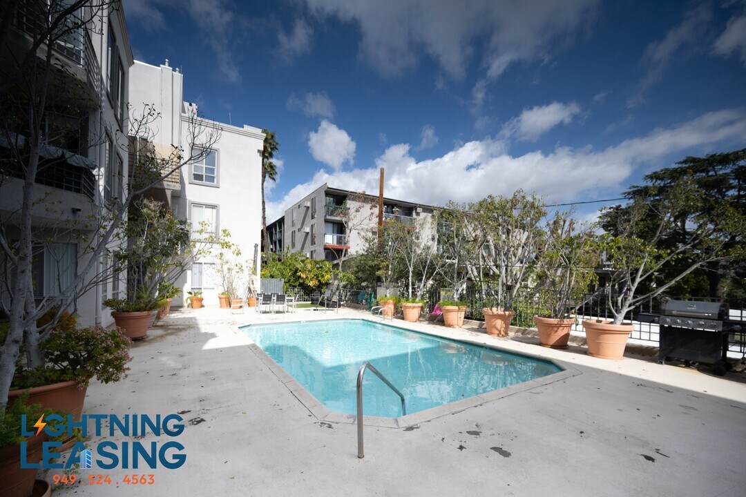 886 Palm Ave in West Hollywood, CA - Building Photo
