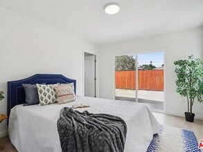 1677 E 111th St in Los Angeles, CA - Building Photo - Building Photo