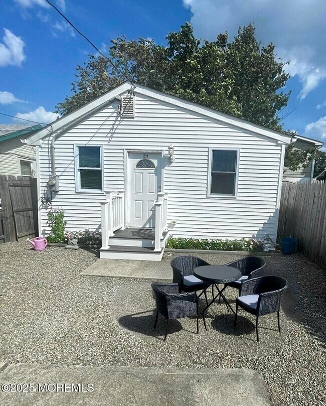 property at 1239 Oakwood Rd