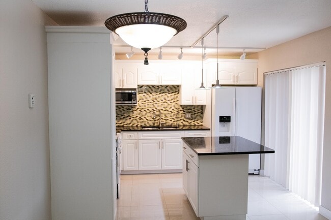 70 Lake Arbor Dr in Palm Springs, FL - Building Photo - Building Photo
