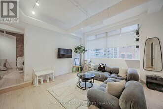 80 R-380 Sherbourne St in Toronto, ON - Building Photo - Building Photo