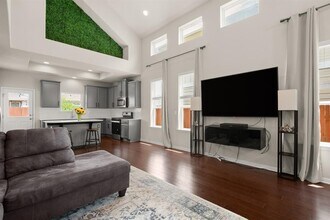 6406 Owl Creek Ln in Austin, TX - Building Photo - Building Photo