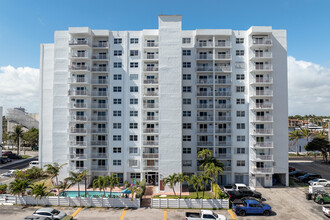 Leisure Beach Condominiums in Fort Lauderdale, FL - Building Photo - Building Photo