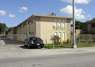 King Apartments in North Miami, FL - Foto de edificio - Building Photo