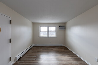 Norton Park Apartments in Plainville, CT - Foto de edificio - Interior Photo